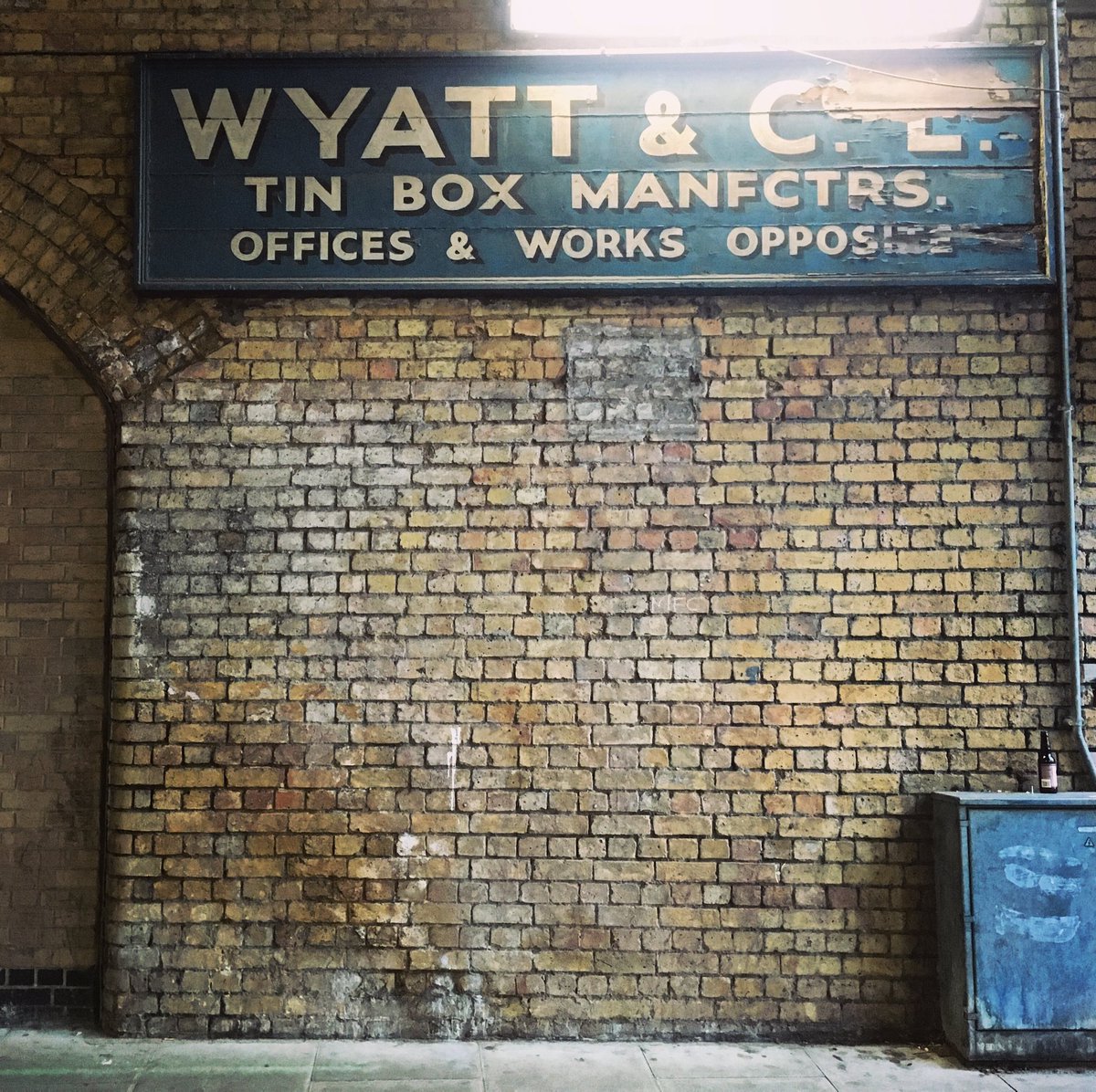 pipnstuff's tweet photo. exploring Bermondsey’s #Beer Mile (spot the bottle 🍻) &amp; found this glorious Wyatt &amp; Co Ltd tin box manufacturers #ghostsign - area had a thriving metal box industry - the Peek Frean biscuit factory was also in #Bermondsey #craftbeer #bermondseybeermile @ghostsignsuk #ghostsigns https://t.co/WEzWTqEbeJ