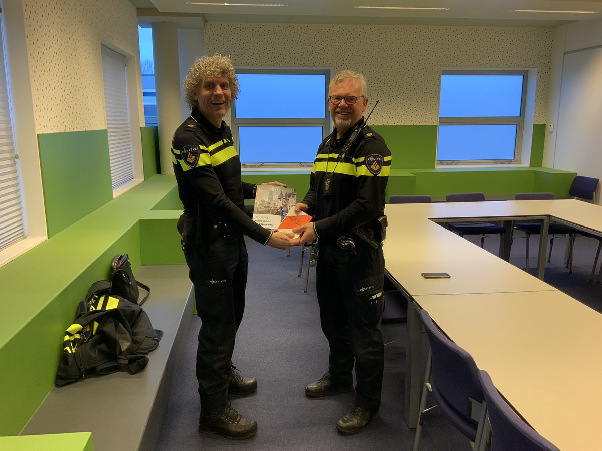 POL_Berenschot's tweet photo. Vanuit het Politiebureau in #Hoogvliet, samen met wijkagent @J_Waasdorp zijn wijk beleefd. #Portland
Tussendoor samen geassisteerd bij een reanimatie.
Gepassioneerd #wijkteam
Bedankt voor de gastvrijheid!!
Op het bureau de #kletspot en een paar boekjes uitgereikt. #sparren https://t.co/gDnOX14dAY