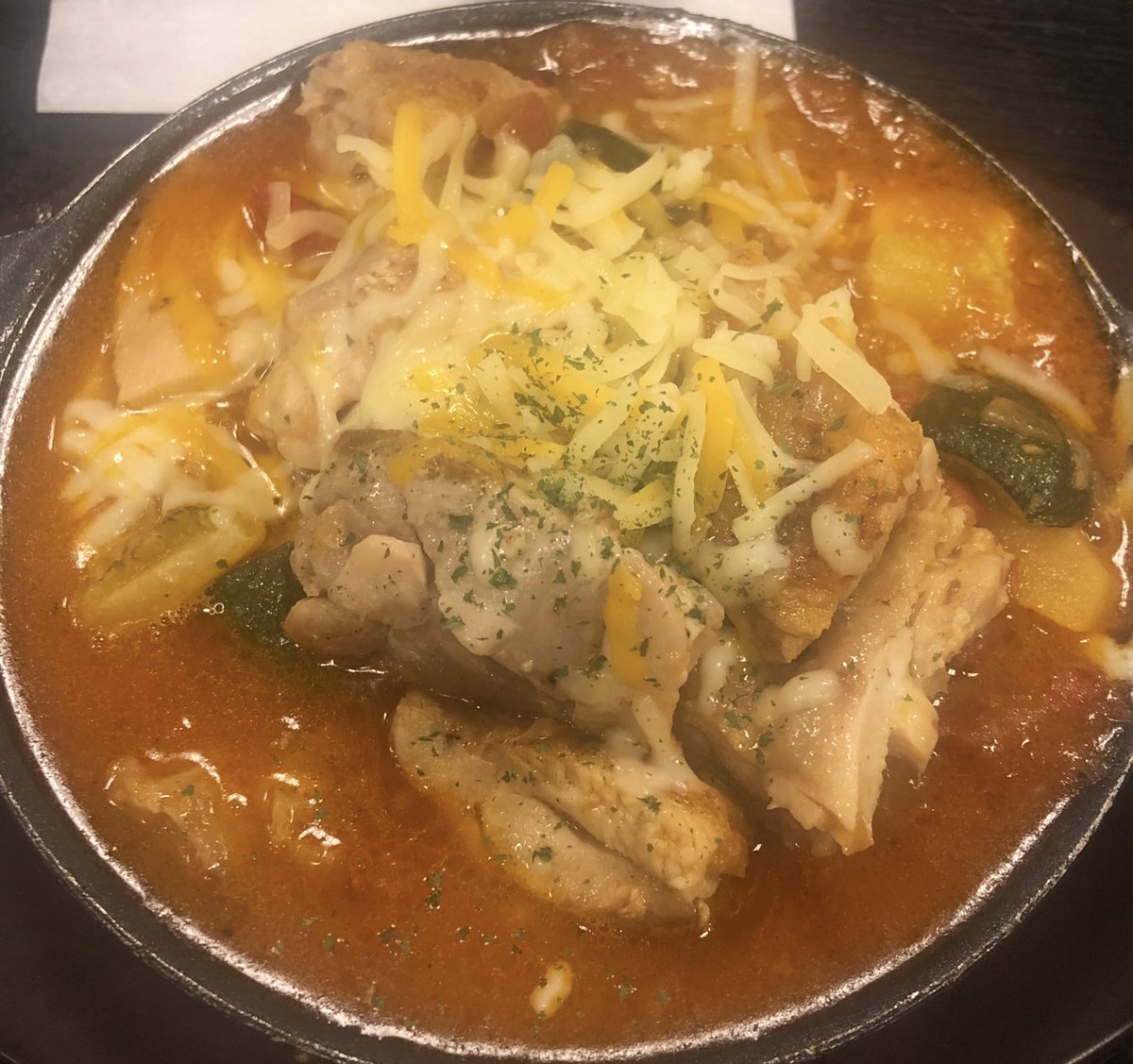 中里キリ シュクメルリで味をしめた松屋 の次なる店舗限定実験はカチャトーラ ゴロゴロチキンのトマトソース煮込みチーズのせ にんにくと塩の決まったザ松屋な味つけ ズッキーニ パプリカ オリーブ マッシュルームなどたっぷり入っていてラタトゥイユ