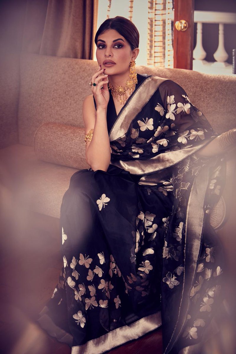 .The ethereal <a href="/Asli_Jacqueline/">Jacqueline Fernandez</a> dressed in a black and gold original zari sari by #ekayabanaras for Vanita awards Kerela
Styled by #chandiniwhabi