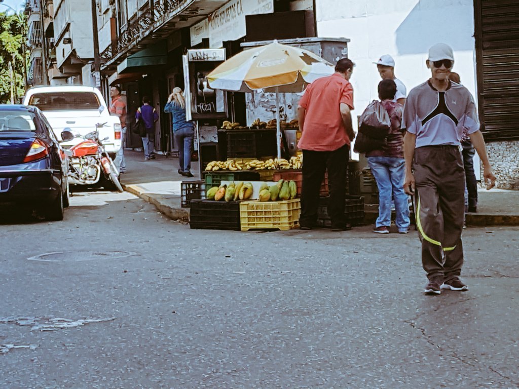Adrianita_713's tweet photo. ¿Dónde quedan las Ordenanzas Municipales sobre el uso espacios y áreas para el ejercicio de la actividad de venta al detal? @Alcaldiade_Ccs
 Las ventas ambulantes en el último mes ha proliferado en toda la zona generando anarquía en la zona #ElRecreoExigeOrden #LaFloridaCcs #20F https://t.co/pjshBZFPmx