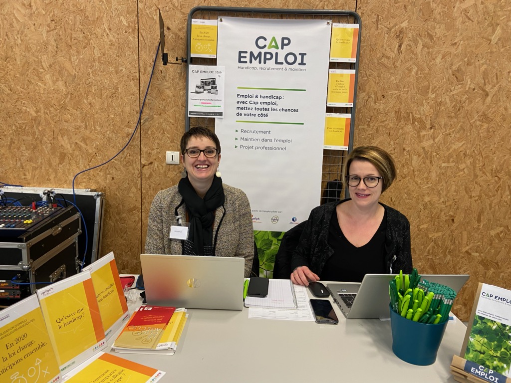 <a href="/capemploi35/">Cap Emploi 35</a> présent au forum emploi formation à #Combourg. 
Plus de 50 entreprises du territoire présentes. 1000 offres à pourvoir !

#fabrikdelemploi