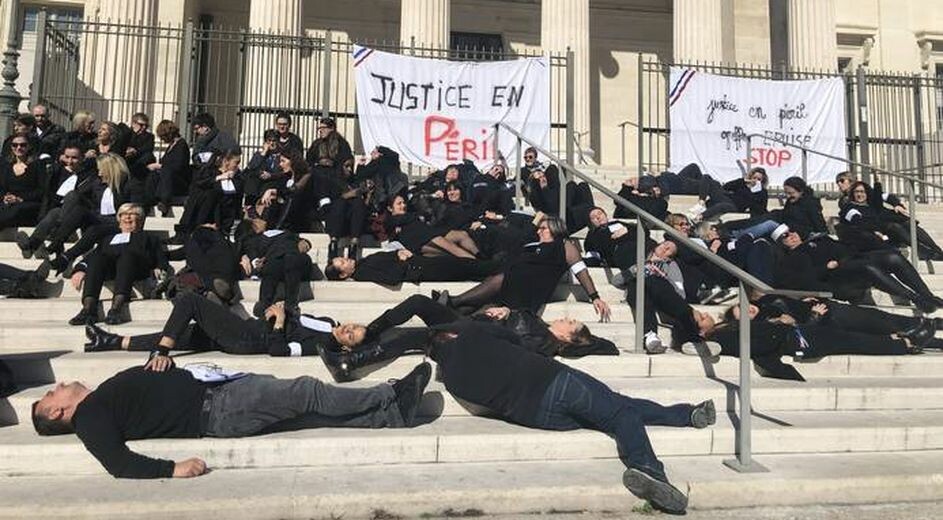 #Marseille : une centaine de greffiers et fonctionnaires de justice sur les marches du palais en signe de "Justice morte"
👉l.laprovence.com/oF6-Q