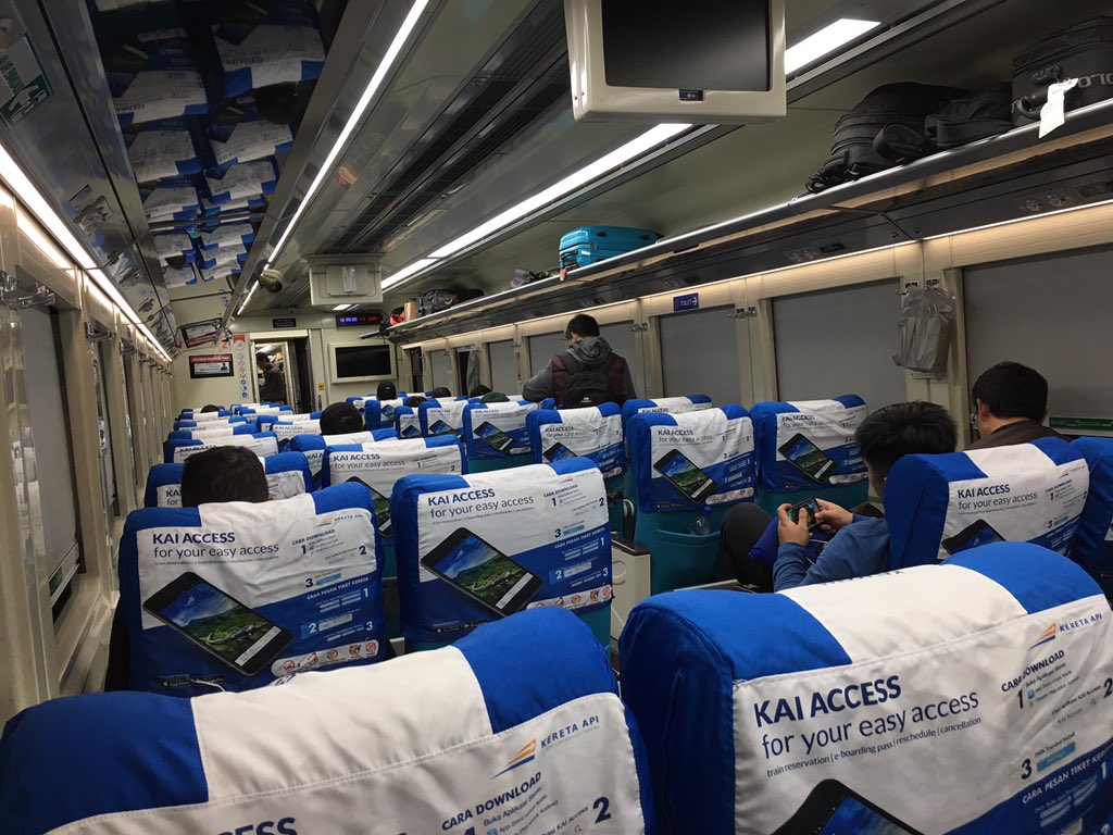 Baiklah berangkat guys, nyobain new trainset steel poenya <a href="/keretaapikita/">Kereta Api Kita</a> yang ganteng bgt interiornya 👍🏻😉