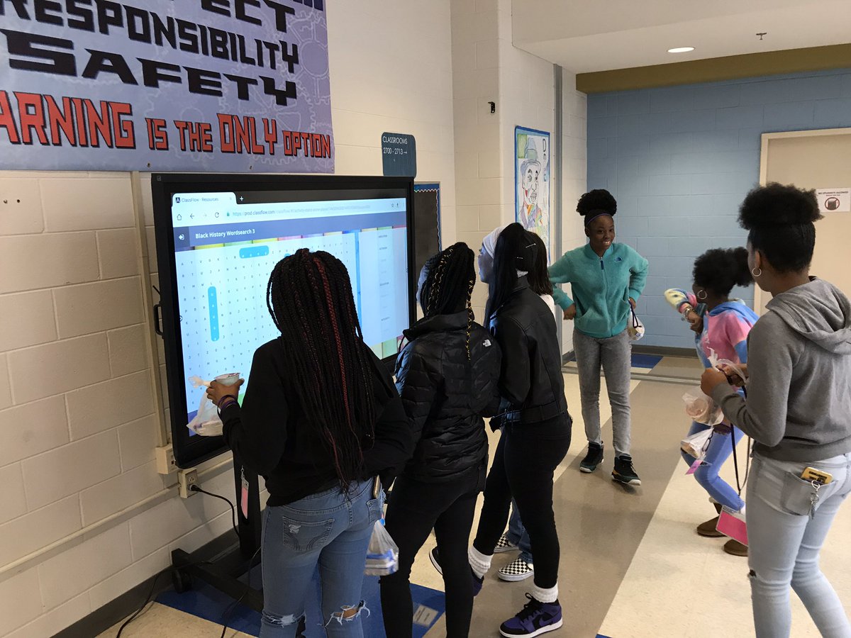 amnash's tweet photo. #collaboration is amazing with @ElkoMiddle students in the mornings using activities on the @Promethean #activepanel @HCPS_Innovates https://t.co/NtlHFy1Vn9