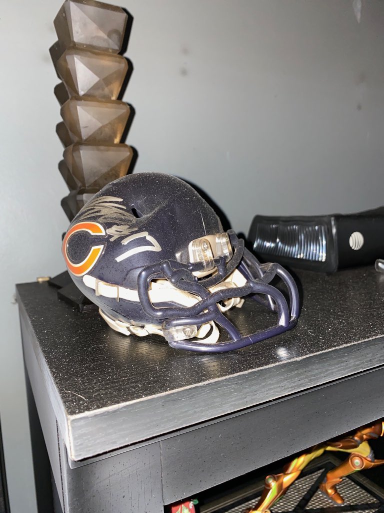 LisaStarnes27's tweet photo. Recently had a devastating house fire.. We lost quite a bit. I am so sad about losing my @ChicagoBears jersey and signed @AnthonyMiller_3 bears helmet. 😥 https://t.co/YKv7cgH350