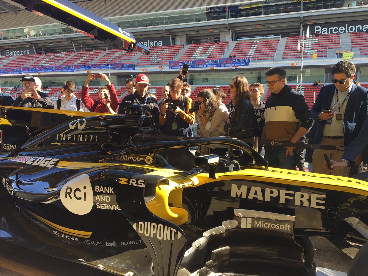 juanfrances3's tweet photo. La Formula 1 es un laboratorio de innovación para el automóvil. @MAPFRE aspira a jugar un papel protagonista en el futuro del sector. En Barcelona viendo el @RenaultF1Team, a punto de empezar la nueva temporada https://t.co/i6XOfdXvJ0