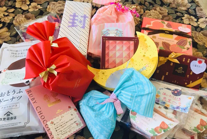 バレンタインのお菓子を続々頂いていまして、お手紙も沢山本当に嬉しいです。土籠、つかさ、花子くん、光、寧々ちゃん宛にもありがとうございます!
つかさにはなんと「あまね」という名前のお菓子が…今ごろ喜んでいると思います✨
#バレンタインデー 