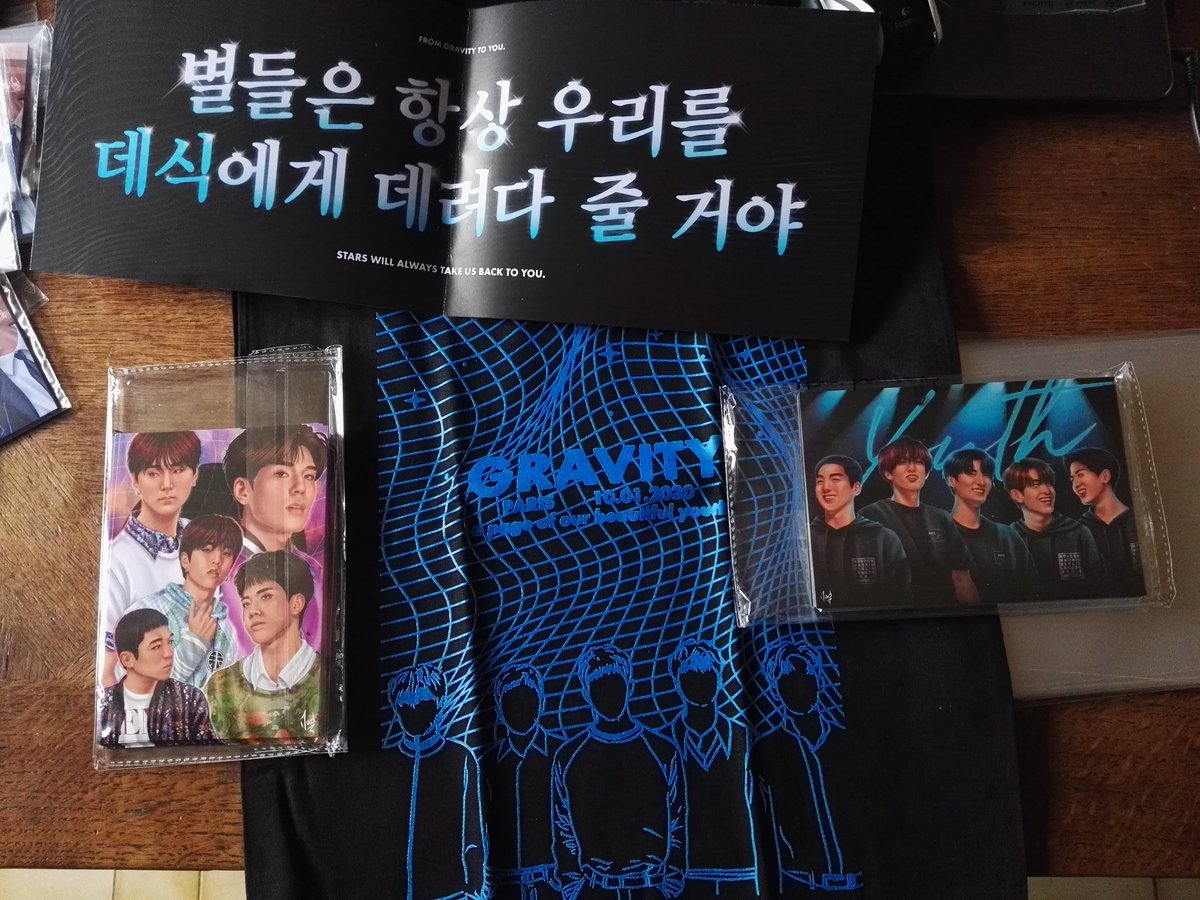 MadArt_Maude's tweet photo. Yeaaah ! Le tote bag est arrivé 😭😭 merci les copaings de @DAY6Seasons 💜
J'ai aussi le reste de postcards 👀
Sinon... C'est la 4e bannières que j'ai xD je risque pas de l'oublier ce concert !
Je vous love 💜💜💜 #DAY6inParis https://t.co/B1Htp0oZbO