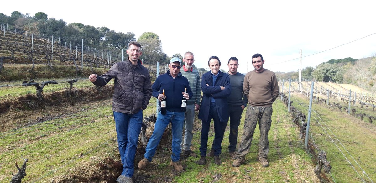 Aquí estamos, los de la " España vaciada" ¿ se acuerdan ? currando en el campo, algún día lo liberaremos de tanto parásito..
