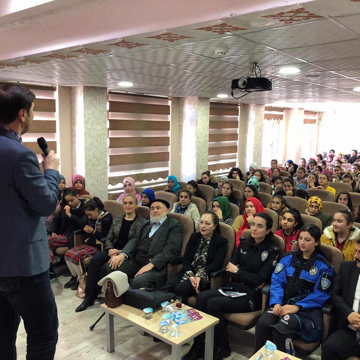 GBB EĞİTİM GENÇLİK ve SPOR DAİRE BAŞKANLIĞI (@gbbgenclikspor) on Twitter photo “Kızlar! Umudunuz Umudumuz, Geleceğiniz Geleceğimiz Olsun" projesi kapsamında Abdülhamithan Kız Anadolu İmam Hatip Lisesi'nde Eğitimci-Yazar <a href="/Z_Efiloglu/">Zekeriya EFİLOĞLU</a> öğrencilerle bir araya geldi.
Okumanın önemine değinen Efiloğlu, her kız çocuğunun birer #kardelen olduğunu ifade etti. “Kızlar! Umudunuz Umudumuz, Geleceğiniz Geleceğimiz Olsun" projesi kapsamında Abdülhamithan Kız Anadolu İmam Hatip Lisesi'nde Eğitimci-Yazar <a href="/Z_Efiloglu/">Zekeriya EFİLOĞLU</a> öğrencilerle bir araya geldi.
Okumanın önemine değinen Efiloğlu, her kız çocuğunun birer #kardelen olduğunu ifade etti.