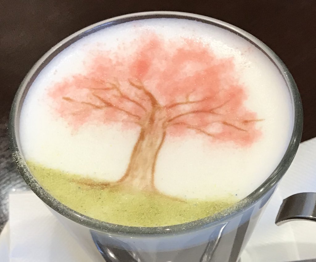 Nagano 桜カプチーノ 桜 デザインカプチーノ これも一応 ラテアート 桜シロップ と 桜パウダー チョコソース で木を描いて 抹茶ミルクパウダー で草を表現 2分もかからないし 技術もいらない