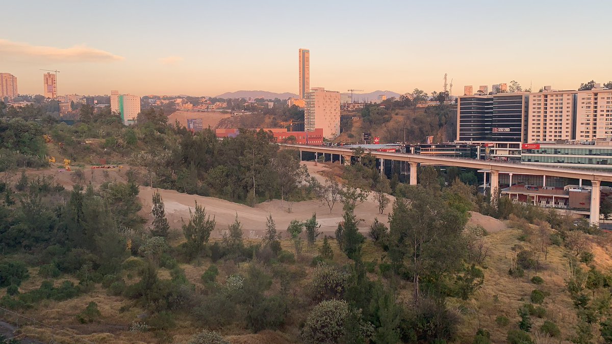 <a href="/VecinodeSantaFe/">Vecino de Santa Fe</a> Se ha cercado con púas la Alameda Poniente y se han iniciado obras de construcción civil dentro del área. Quien vendió este patrimonio y quien autorizó este ecocidio?