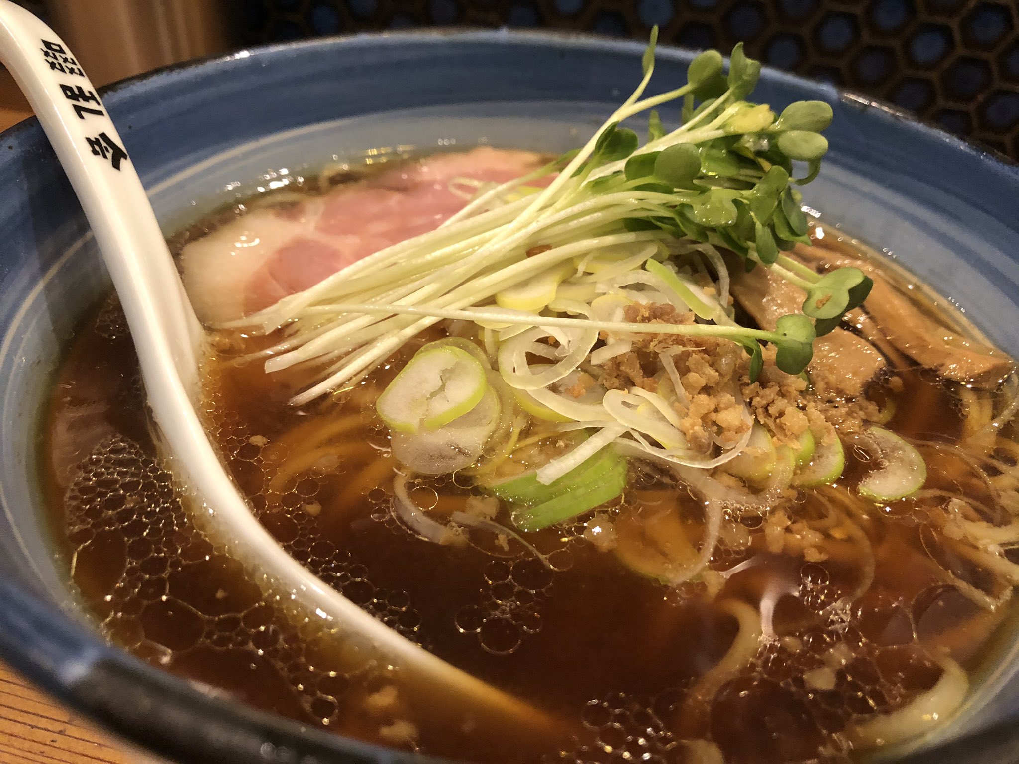 ラーメンセンター 自家製麺 啜乱会 新小岩 ザ 醤油らーめん サッパリした鶏系 出汁に芳醇なカエシのコクを感じるスープ 稲庭うどんのようなツルツル中細ストレート平打麺は 喉越しの良い旨麺です レアな豚や鶏チャーは程よい味付けで 肉カスのような