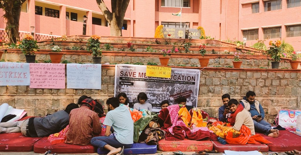 studentsofiimc's tweet photo. @IIMC_India छात्रों के अनिश्चितकालीन भूख हड़ताल का आज तीसरा दिन है।संस्थान  प्रशासन छात्रों के साहस और धैर्य की परीक्षा ले रहा है।छात्रों में उम्मीद और जोश बरकरार है।हम आपके विश्वास और सहयोग की सराहना करते हैं
#SaveMediaEducation #FeeMustFall
@iimckottayam @iimcamravati @iimcdkl https://t.co/4PmyAhUyUr