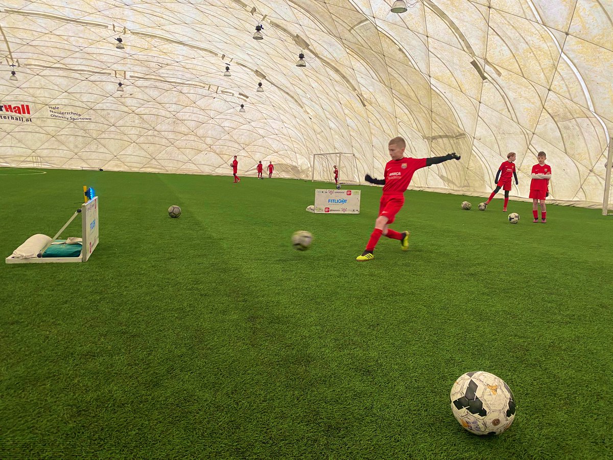 AktrinAcademy's tweet image. Na Escoli wiedzà jak odpowiednio monitorować zawodników - czas reakcji i wielokierunkowe poruszanie z piłką 🔝🏆@BarcaAcademyWar  Parametrów do analizy nie zabraknie 
@AcademyAktrin @Fitlight wprowadza testy #fitlight #testy #czasreakcji #bandtest #direction #top @Gurzi6