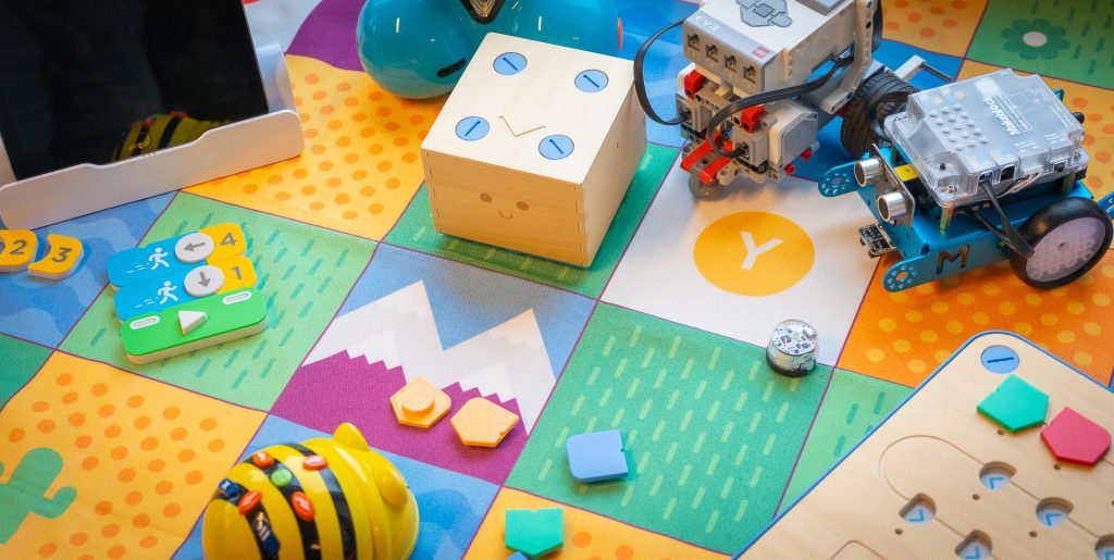 Je kunt er niet vroeg genoeg mee beginnen! ;) Kinderen leren programmeren in de workshop van <a href="/hanze/">Hanze</a> tijdens de #DoeDigiDag in Groningen op 14 mrt. Ervaar digitalisering in actie! #NoordenDigitaal noordendigitaal.nl/activiteiten/l…
