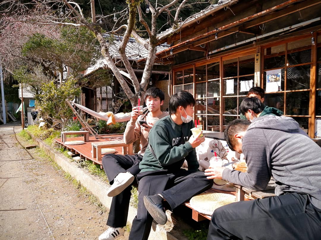 Discovery 熊野 Kumano Mxsdot 新宮市の神倉神社の麓にあるyouth Library えんがわ その一角にあるmxsdotというタピオカ屋さんは熊野の若者の憩いの場 縁側に座ってタピオカを飲みながら雑談をして過ごす時間はゆっくりと流れ 私たちの思い出の中に