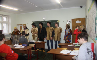 День Любви и Добра. Продолжение... 

Купидон и Афродита вот уже много лет в этот день, с 11.00 до 12.20, обходят нашу Школу с поздравлениями и пожеланиями 

Их сопровождают купидончики и афродиточки.