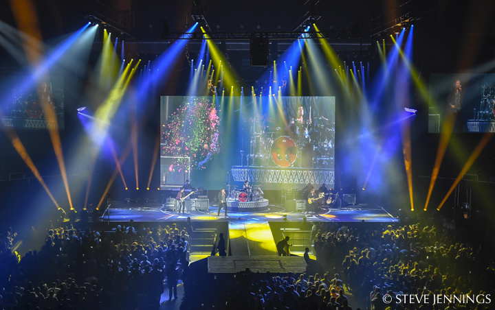 LatamStage's tweet photo. @manaoficial Tour Rayando el Sol en American Airlines Arena
LD; Menga Cruz y Wady Rodriguez
Director de Show: Wady Rodriguez
@4Wall @ClayPakyNews @Robelighting @GLPimpression @ChauvetPro @ElationPro @MALighting @AvolitesLtd
#Mana #RayandoElSolTour #LatamStageNews https://t.co/OQ6QJ8IdVs