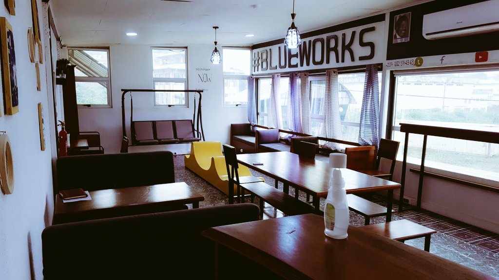 BlueWorkSpaces's tweet photo. Dès demain Ton  spécial #weekend WORK EASY. 
Travailles de 08h à 20h en étant connecté au réseau internet sans oublier tes tasses de café et de thé à volonté dans un espace climatisé. 
2000 FCFA  la journée. 

 ☎️Contacts 690 62 82 34/ 662 97 43 43
#BlueWorkS https://t.co/zCFWTeRDyB