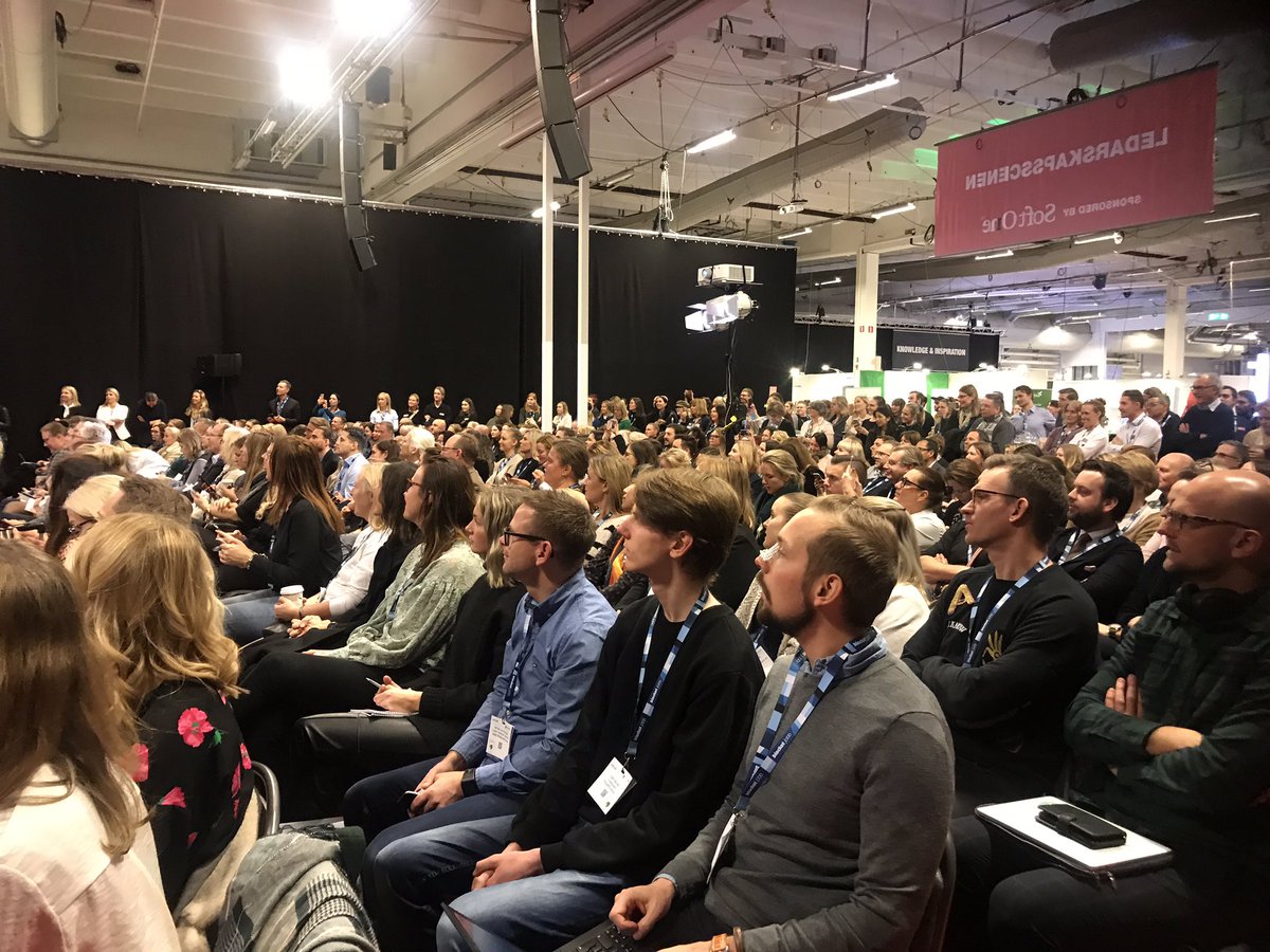 Caheha's tweet photo. Johannes Hansen blir sista talare idag. Mental PT som lovar lösa alla våra problem här i publiken. #personalochchef #chef #Motivation https://t.co/L2jaTeeDCY