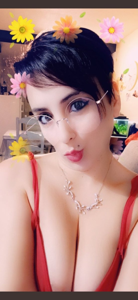 Sosseur1's tweet photo. Mdrr. Ça ce vois au lieu SUCER elle fais des BISOUS sur la bite. https://t.co/QdEOPeXEBZ