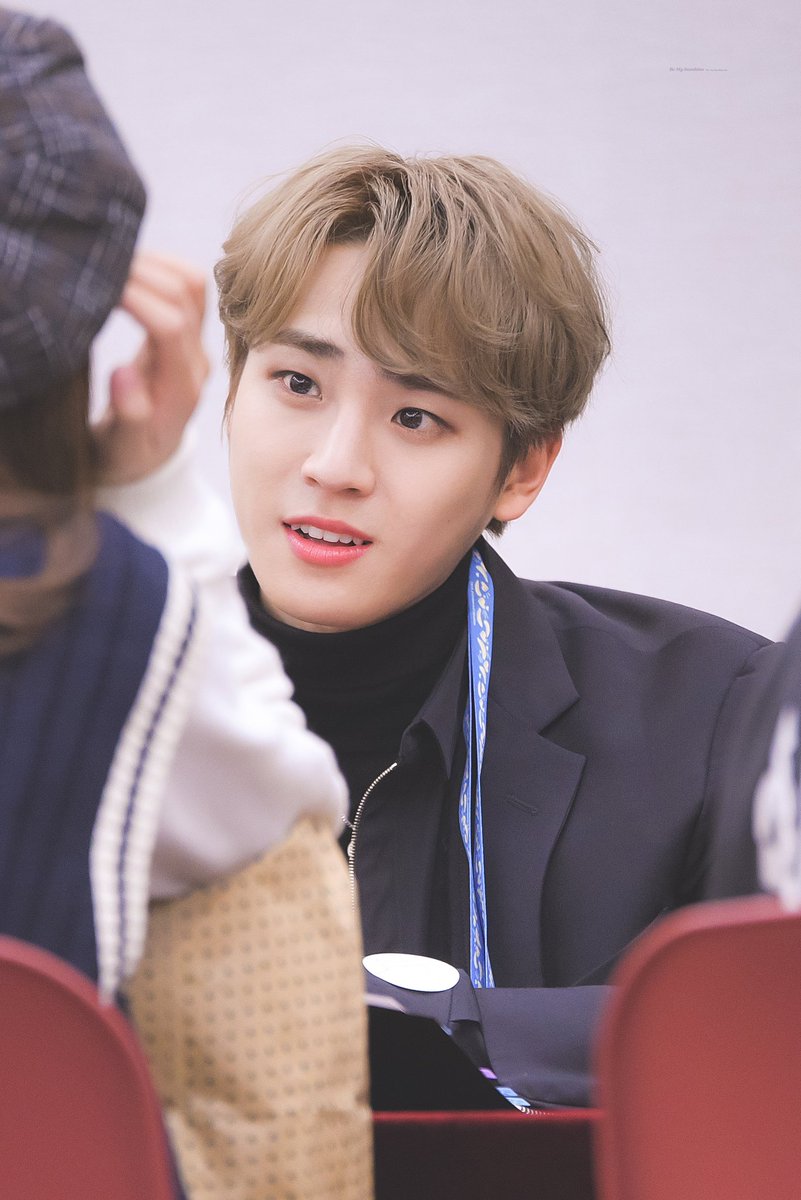 Day 52: I can't, I can't, I can't.I can't even BEGIN to imagine how I would react if Seungmin looked at me like this. #Golden_Child  #GoldenChild  #골든차일드  #Seungmin  #배승민 @Hi_Goldenness@Official_GNCD