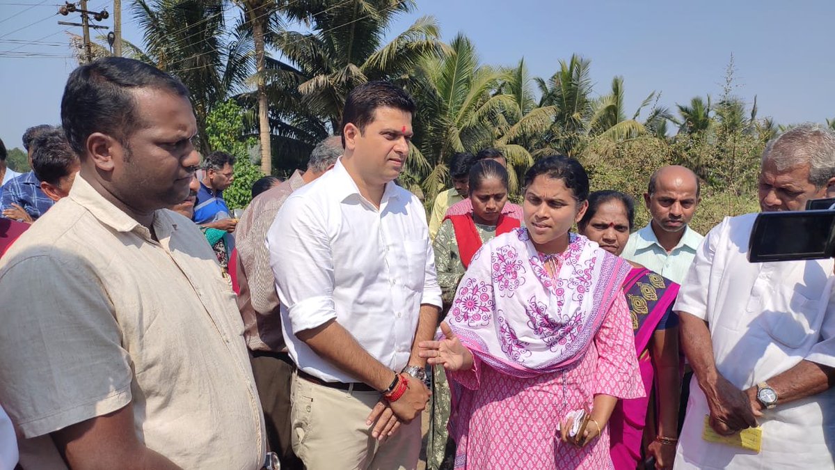 Jayeshvsal's tweet photo. Launched work of improvement of road in Sorvem vaddo, in presence of Socorro ZP Vaishali Satardekar, Dy Sarpanch Guirim VP Sani Nanodkar, Guirim VP Members &locals. Thank the farmers for their generosity towards the development of the village. #GuirimForward #PuttingBasicsinPlace https://t.co/X6qCFQeM3g