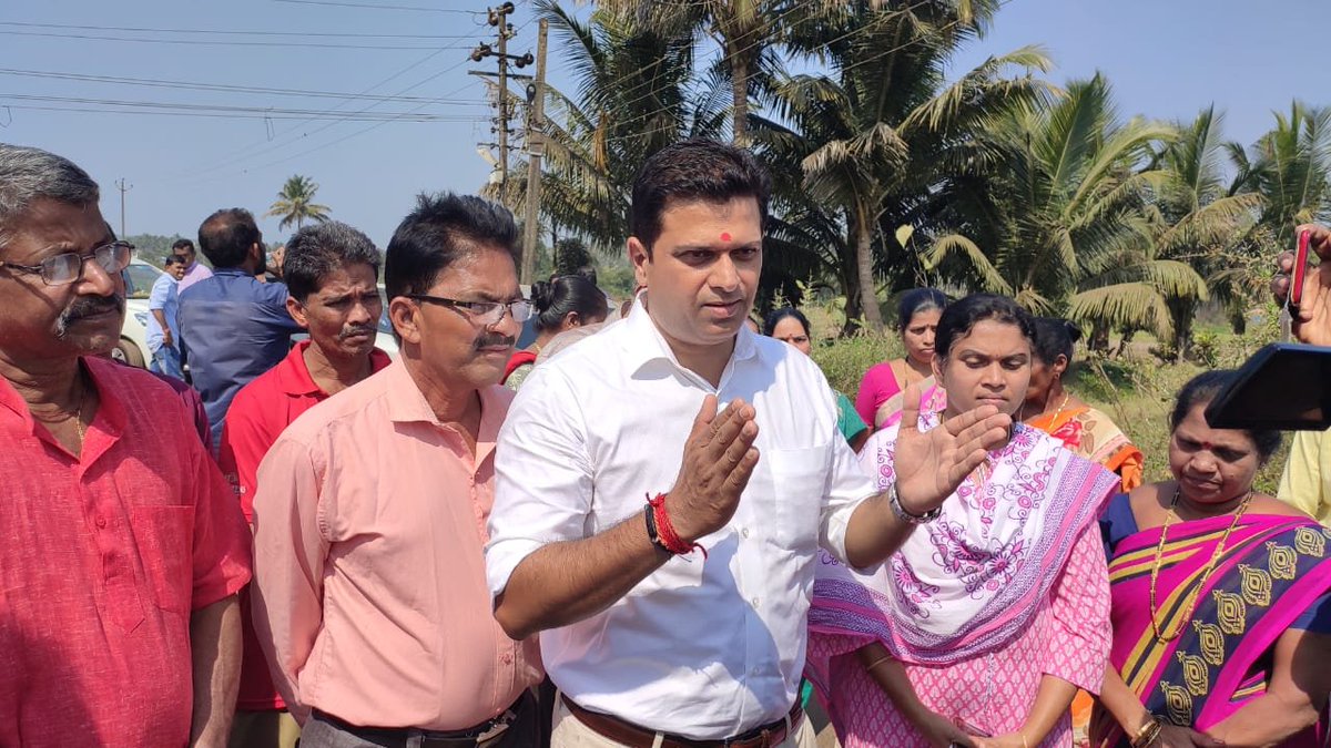 Jayeshvsal's tweet photo. Launched work of improvement of road in Sorvem vaddo, in presence of Socorro ZP Vaishali Satardekar, Dy Sarpanch Guirim VP Sani Nanodkar, Guirim VP Members &locals. Thank the farmers for their generosity towards the development of the village. #GuirimForward #PuttingBasicsinPlace https://t.co/X6qCFQeM3g