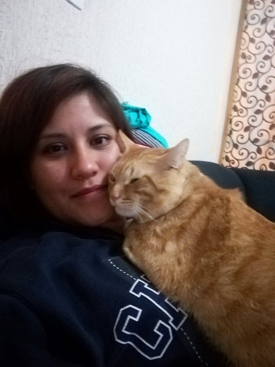 leoncitamoxaa's tweet photo. #juevesderockconmiguel y yo consientiedo a mi gato y escuchando la mejor estación @YODEBUENAS @AbregoMike @YoAmoLa99 @maruka232 @dahyguettcerezo @Guirnalda18 @elizabethhilari @YadhyUrios @CesarDrumond https://t.co/lpnkgGAbk8