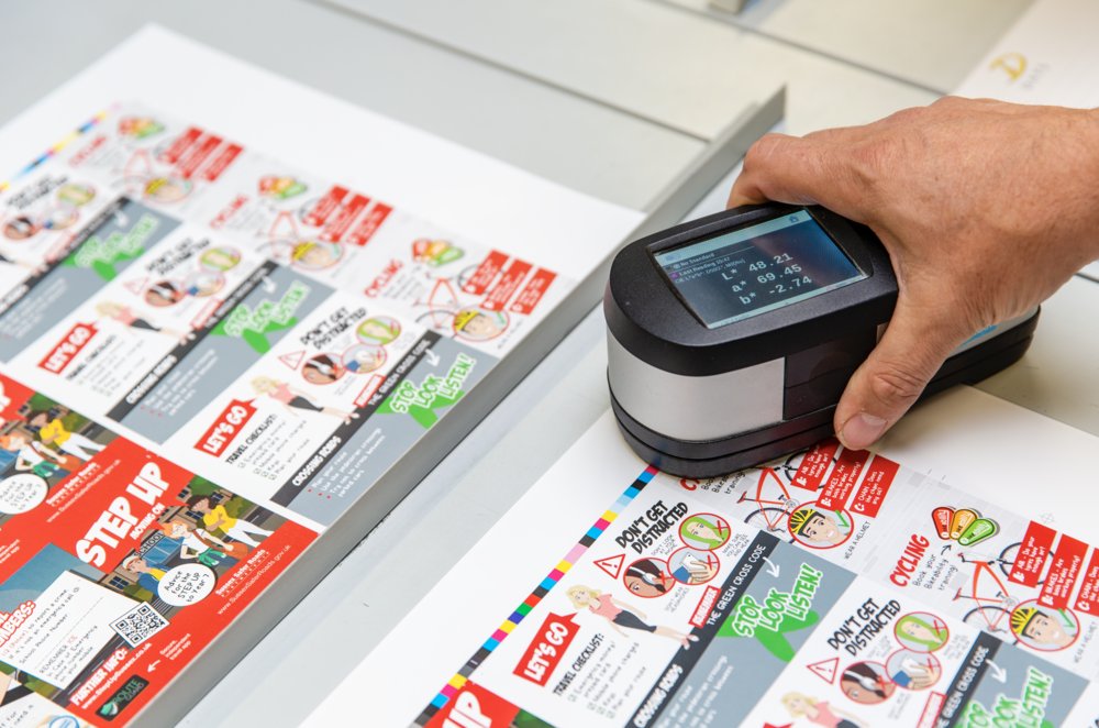 Dats_Print's tweet photo. Here's our #DigitalDensitometer! This handy piece of kit helps us check the amount of #ink on the paper. Let's say your colour has a 20% tint of yellow, the Digital Densitometer will check that the #PrintMinder and the #press are running it to the correct strength. 🎨 https://t.co/0payhN0n8T