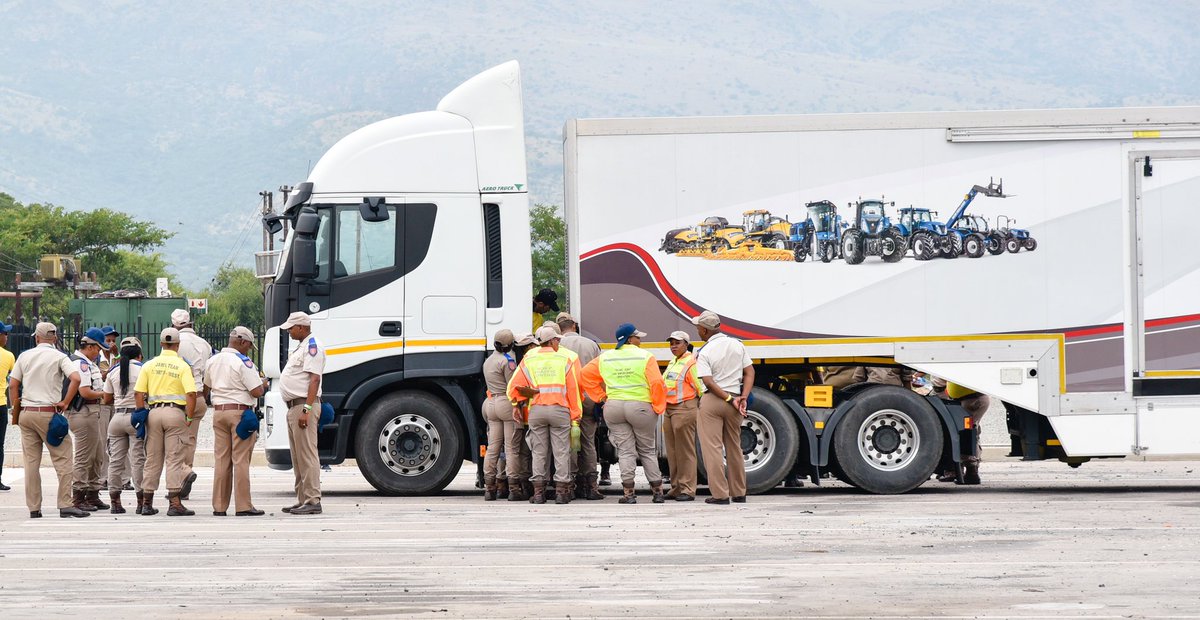 Traffic Officials walking around the demo vehicle supplied by our loyal sponsor <a href="/IVECOZA/">IVECO SOUTH AFRICA</a> It’s so important for the Officials to see the difference between a good and bad truck. 
#braketyrewatch