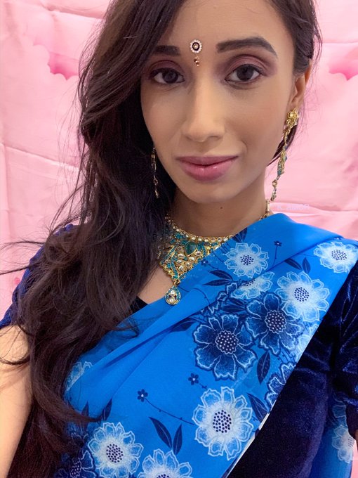Some traditional wear selfies &hearts;️ #thursdaymorning https://t.co/X5dqt74wD9<a href="/tag/thursdaymorning"class="tags">#thursdaymorning</a>