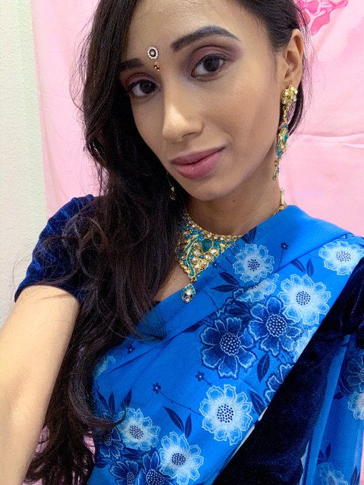 Some traditional wear selfies &hearts;️ #thursdaymorning https://t.co/X5dqt74wD9<a href="/tag/thursdaymorning"class="tags">#thursdaymorning</a>