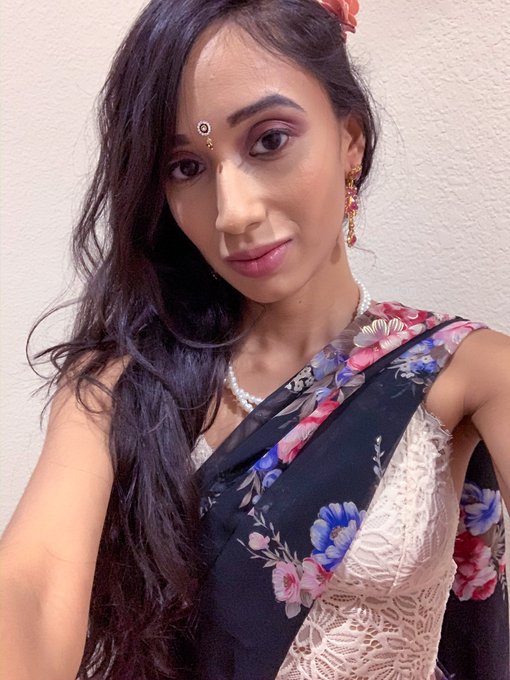 Some traditional wear selfies &hearts;️ #thursdaymorning https://t.co/X5dqt74wD9<a href="/tag/thursdaymorning"class="tags">#thursdaymorning</a>