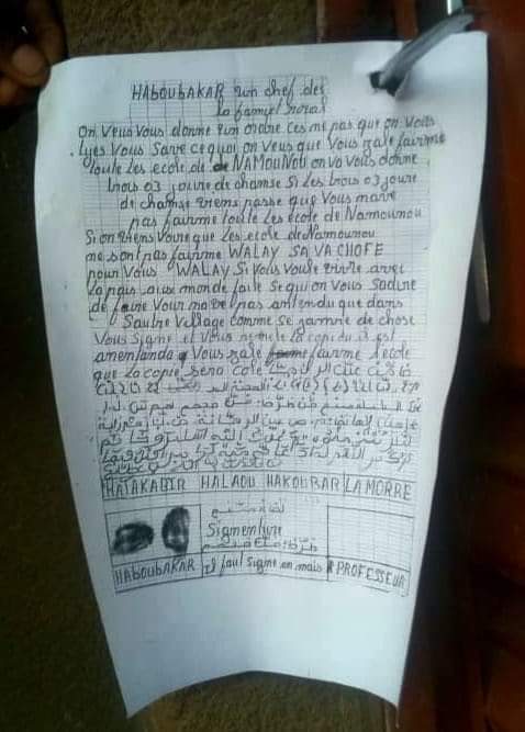inter_com13's tweet photo. Burkina/Est: ceci serait un message trouvé dans une ecole à #Namounou dans la province de la Tapoa.
Sur les manuscrits on donne l'ordre de fermer toutes les ecoles de la zone d'ici 03 jours. https://t.co/qHcgOzQ6zj