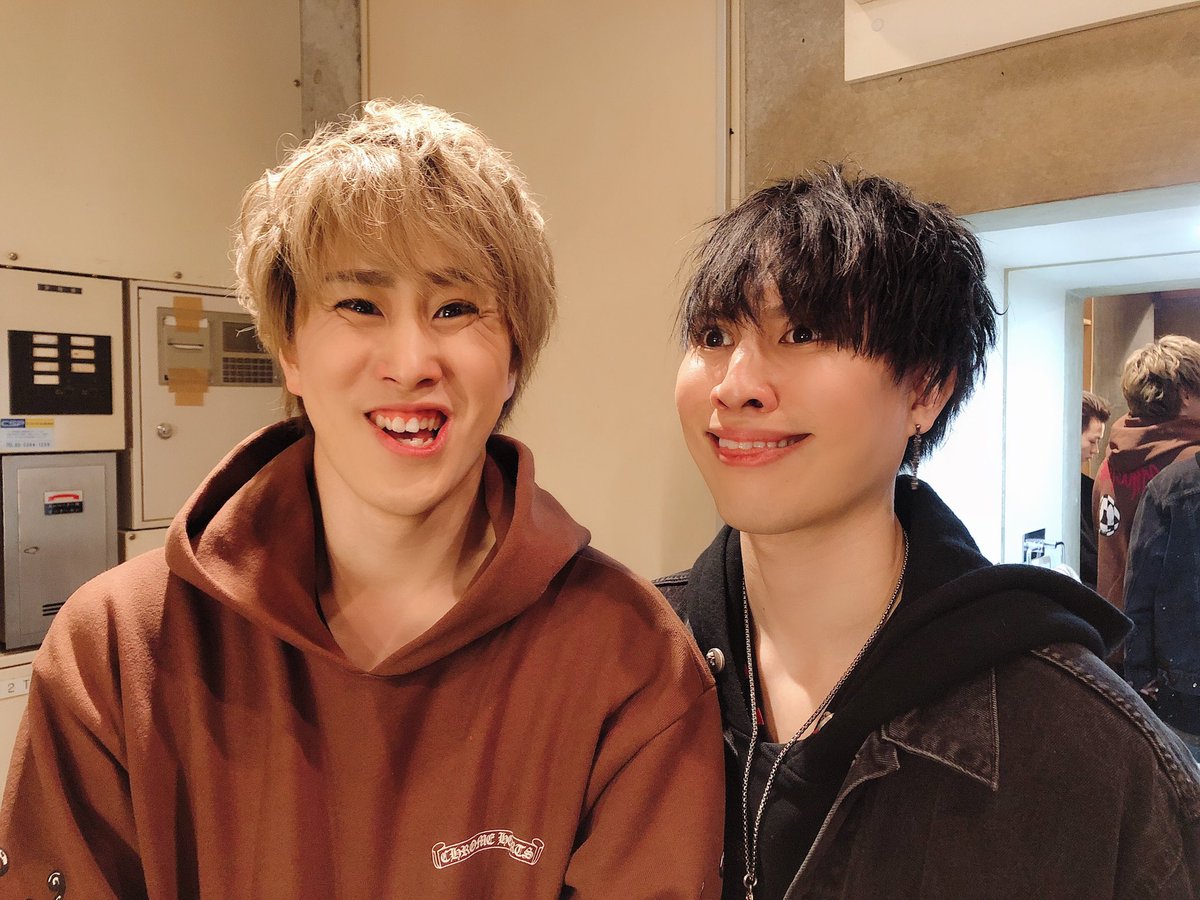 shiroastaff's tweet photo. Boys INSPIREへお越し下さった
皆様ありがとうございました✨

今日の #しろのうら は
アップをするTAKUYA🕺
からの〜
KOUKIも隣にきてやるのかな？
と思ったらただ寝転んで
顔だけ歪ませてました😇笑
JUNYA・DAICHIコンビは
双子変顔をお届けします🤪

次は2/24(月)3MANLIVEです！

#WhiteA #しろえー https://t.co/f6PW3HetGg