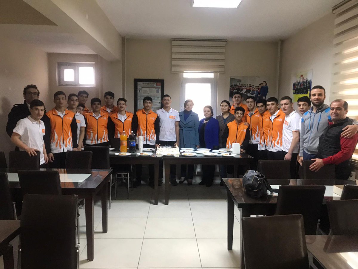Akkent_Zeyve's tweet photo. Sarayköy Kaymakamlığı tarafından sporcumuz Orçun Gencer'e Güreş Eğitim Merkezi yemekhanesinde sürpriz doğum günü partisi ve çeşitli hediyeler verildi. https://t.co/zFGvkaXC32