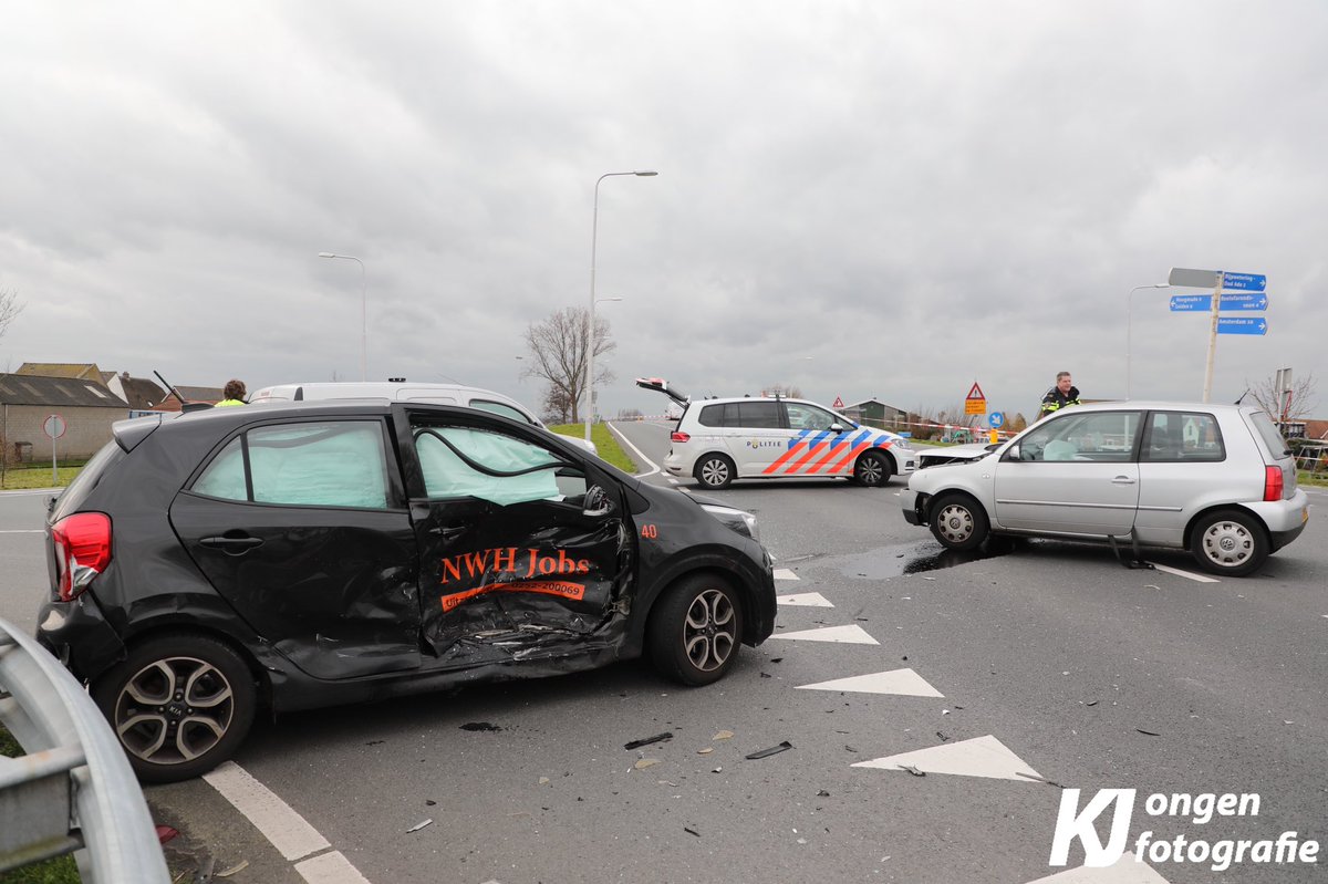 District16nl's tweet photo. Op de #N445 ter hoogte van de #Zuidweg in #Rijpwetering heeft een aanrijding plaatsgevonden tussen twee personenauto's. Één slachtoffer is per ambulance overgebracht naar het ziekenhuis, een tweede slachtoffer hoefde niet te worden vervoerd. https://t.co/HNbntodm1O