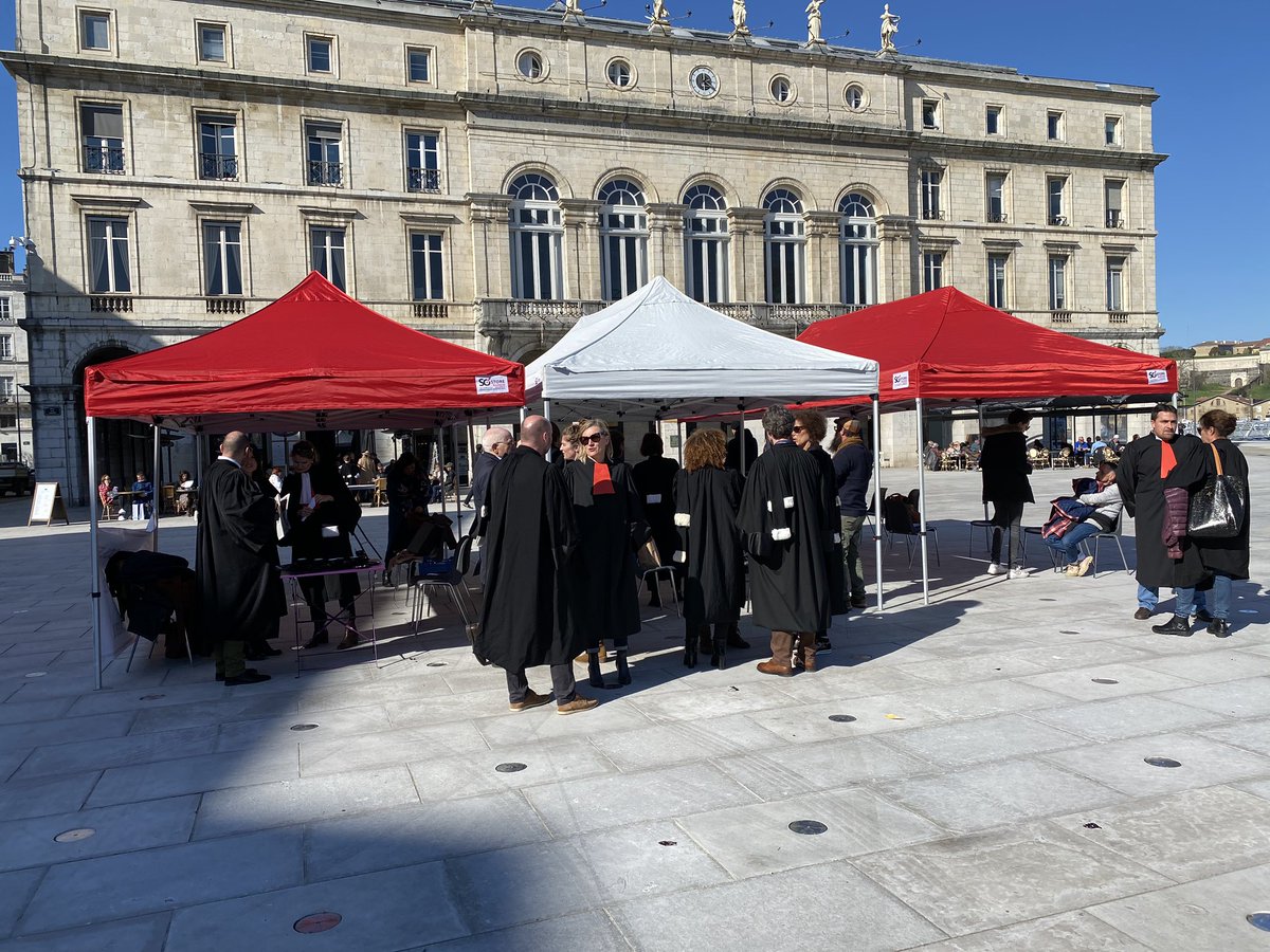 Congres2018's tweet photo. Les avocats Bayonnais mobilisés pour donner des orientations juridiques devant la mairie de @VilleDeBayonne   Merci à @JreneEtchegaray pour son soutien 
#reformedesretraites 
#AvocatsEnColere https://t.co/kVAusX7C0I