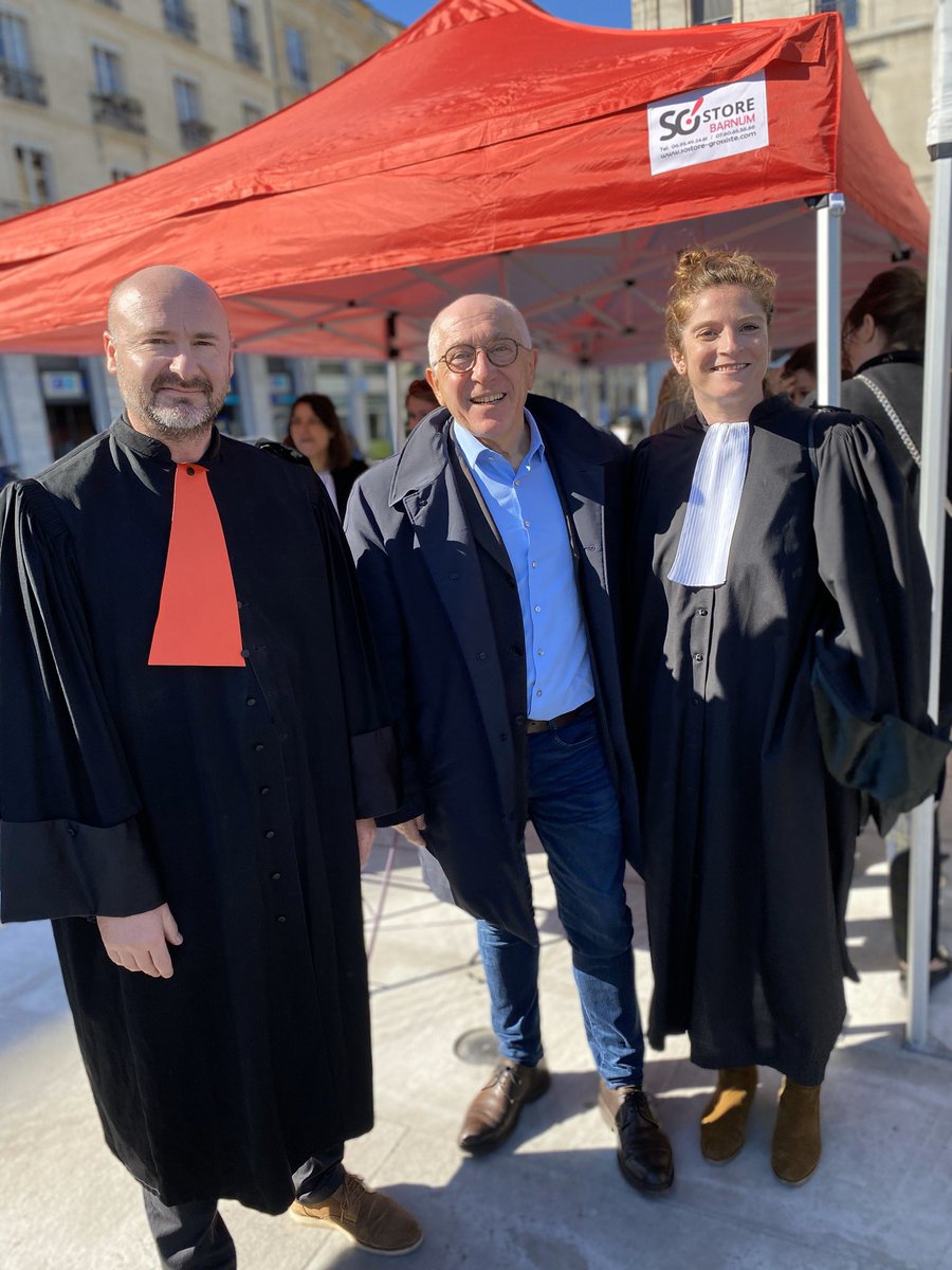 Congres2018's tweet photo. Les avocats Bayonnais mobilisés pour donner des orientations juridiques devant la mairie de @VilleDeBayonne   Merci à @JreneEtchegaray pour son soutien 
#reformedesretraites 
#AvocatsEnColere https://t.co/kVAusX7C0I