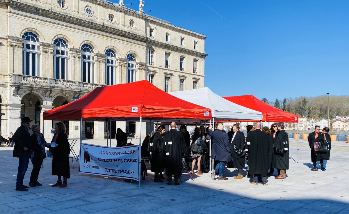Congres2018's tweet photo. Les avocats Bayonnais mobilisés pour donner des orientations juridiques devant la mairie de @VilleDeBayonne   Merci à @JreneEtchegaray pour son soutien 
#reformedesretraites 
#AvocatsEnColere https://t.co/kVAusX7C0I