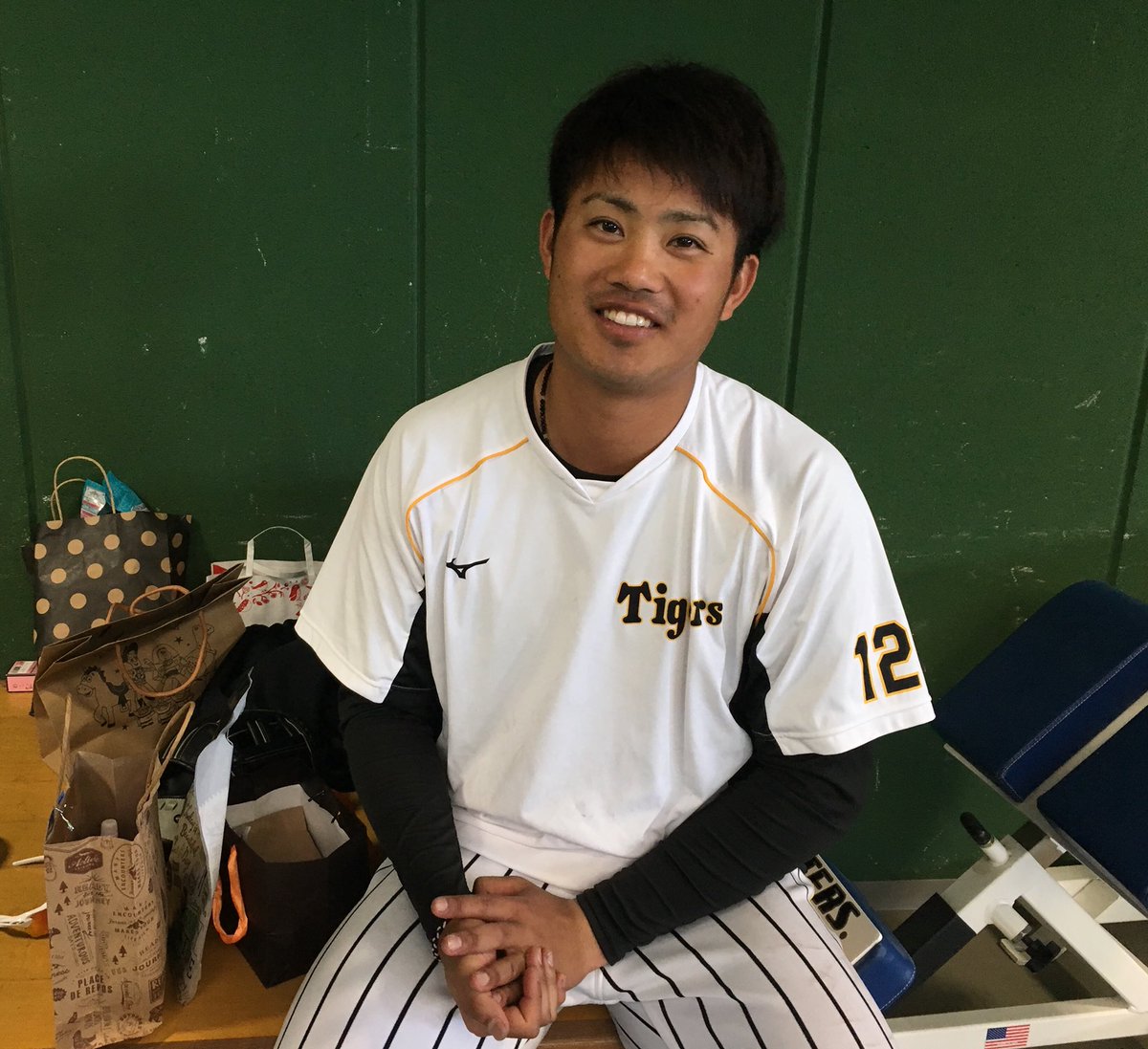 阪神情報 サンスポ 本日はスタンドにて 石井将希 投手ファンの方にお声がけいただきました ルーキーイヤーからのファンだそうで サンスポも愛読してくださっているようです 石井投手 今年こそは支配下に 阪神タイガース 春季キャンプ 安芸