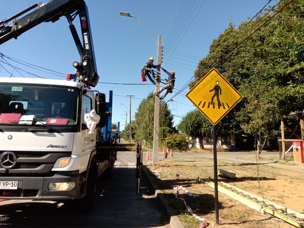 Frontel_'s tweet photo. Con respecto a #CorteDeEnergia en #Gorbea a causa de #ChoqueAPoste que involucra  calles av. O'Higgins, Andrés Bello, J.M. Carrera y alrededores, nuestro personal técnico se encuentra realizando faenas de cambio de poste. Se estima normalización del servicio a las 15:30 horas. https://t.co/zwEZyypWaK