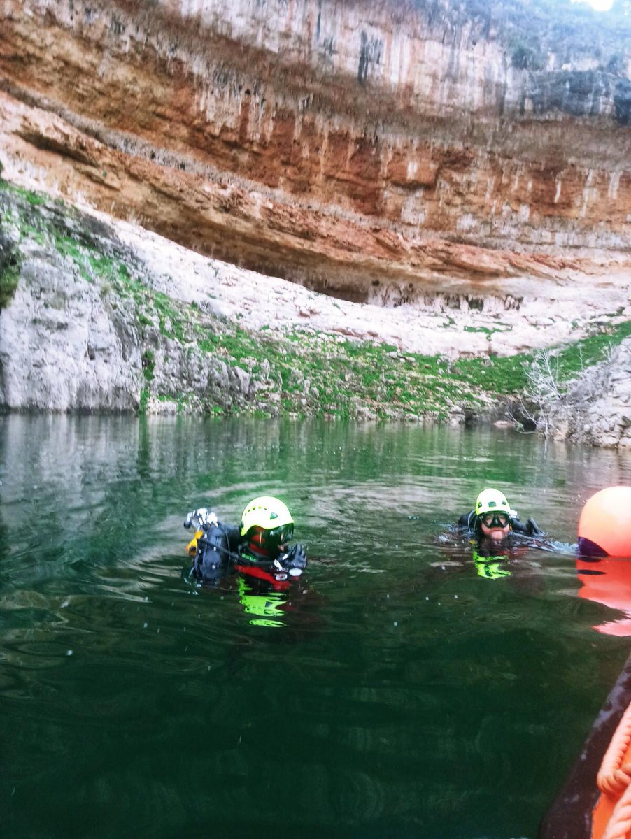 UMEgob's tweet photo. Los Equipos de Buceo🥽 #EBUME #BIEM2 y #BIEM3 han realizado en el pantano de Tous inmersiones con la finalidad de coordinar y unificar procedimientos mediante trabajos de reconocimiento de zonas de obras sumergidas, reflote de vehículos y prueba de nuevas embarcaciones 🚤rígidas https://t.co/jfqdPjZJ4k