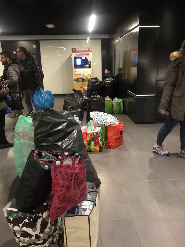 Due ore in fila nel punto di riciclo di Metro San Giovanni: sacco pieno e nessun operatore. Ottimi come sempre, <a href="/InfoAtac/">infoatac</a>!