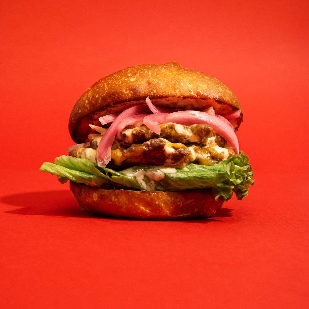 KQ_Burger's tweet photo. The KQ Burger is anything but basic....toasted bun, pickled red onions, cheddar cheese, double beef patties, lettuce, and chili aioli.

#phillyeats #wholefoods #nongmo #openinphl #drexelu #suburbeats #wynnewoodpa #kqburger #upenn https://t.co/EBU4Fq4ovh