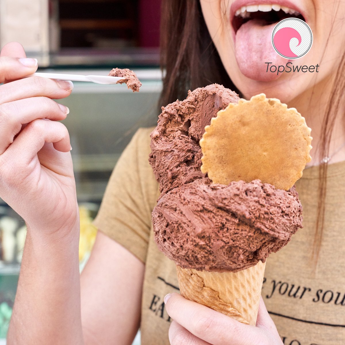HeladosTopSweet's tweet photo. Así disfrutamos desde #Fuerteventura 🌊 de nuestro delicioso helado de chocolate. 🍦🍫 ¡¡Todo un #clásico!! 😋🙌

#Break #Helado #Artesanal #Natural #Energy #Fuerteventura #Merienda #Sweet #Icecream #Chocolate https://t.co/Mikm0Jidig