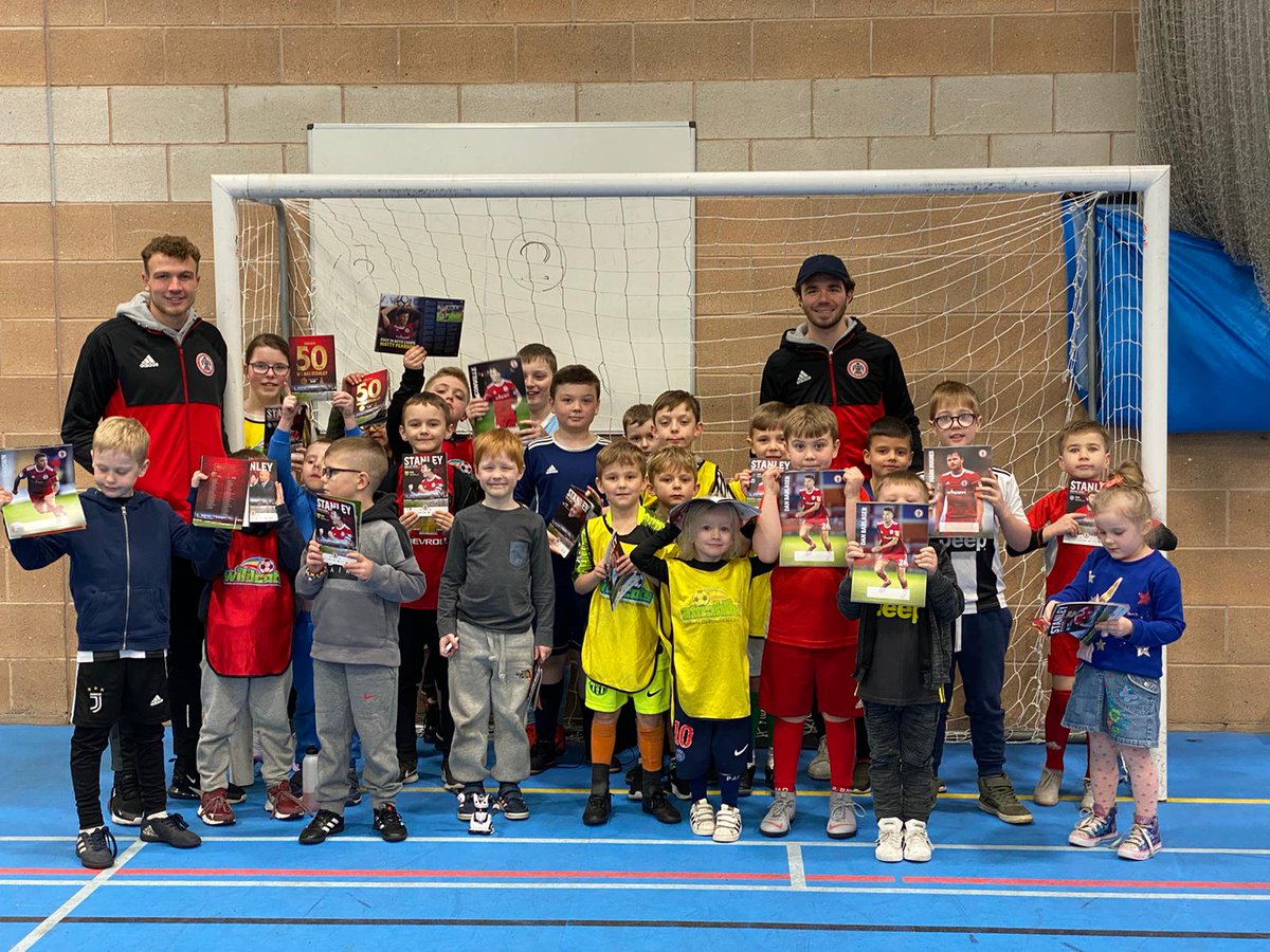 ASFCcommunity's tweet photo. HOLIDAY COURSES
🙌A big thank you to @BenBarclay5 and @MaguireJoe who surprised our holiday courses this afternoon.
⚽️They were kept busy with a Q & A, signed programmes and joined in with our soccer school matches.
@ASFCofficial #PlayerVisit #Holidaycourses https://t.co/yXZsnkL5hb